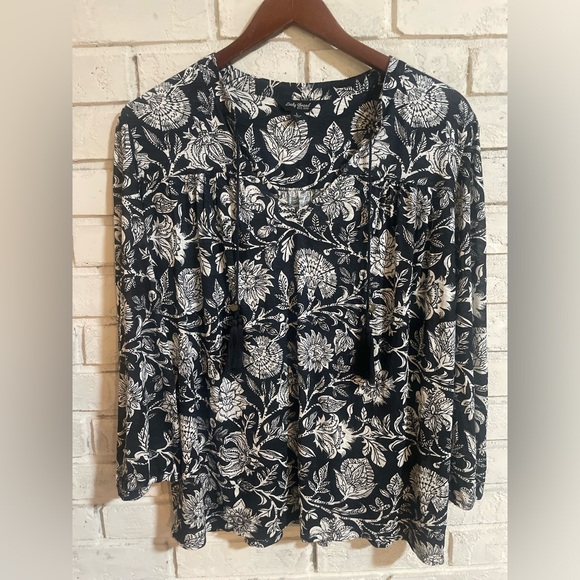 LUCKY BRAND Large Boho top. Excellent like new condition.black and cream floral - Picture 2 of 10